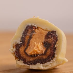 Datiles MEDJOUL rellenos con Mantequilla de Mani con cobertura de Choco Blanco