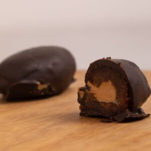 Datiles MEDJOUL rellenos con Mantequilla de Mani con cobertura de Choco 70%