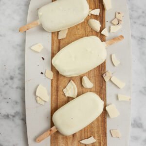 Helado de Frutilla sin Azucar bañado de Chocolate Blanco