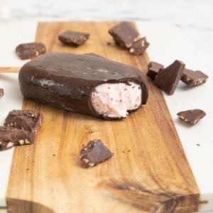 Helado de Frutilla sin Azucar bañado de Chocolate 70%